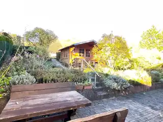 Sitzecke + Gartenhaus (Herbst)