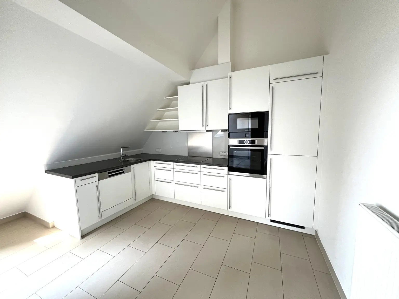 TOP LAGE: Moderne, ruhige und klimatisierte Dachgeschoss-Wohnung mit Terrasse / TOP LOCATION: Modern, quiet and air-conditioned apartment with terrace