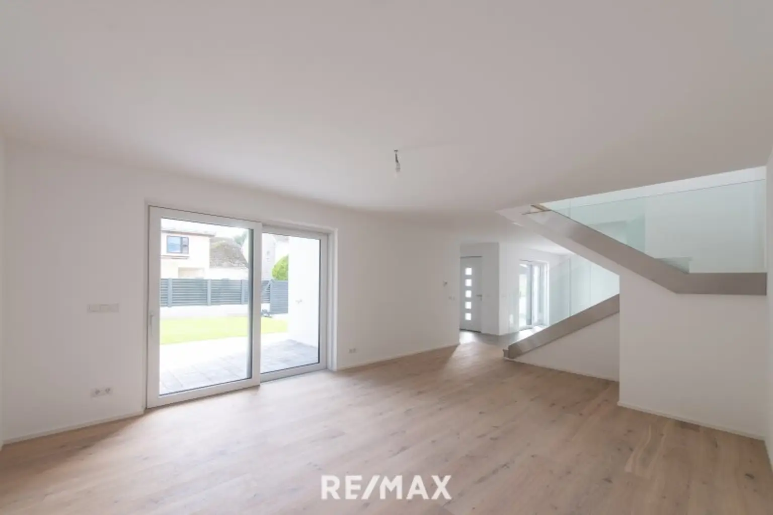 Wohnbereich mit Ausgang zum Garten/Terrasse