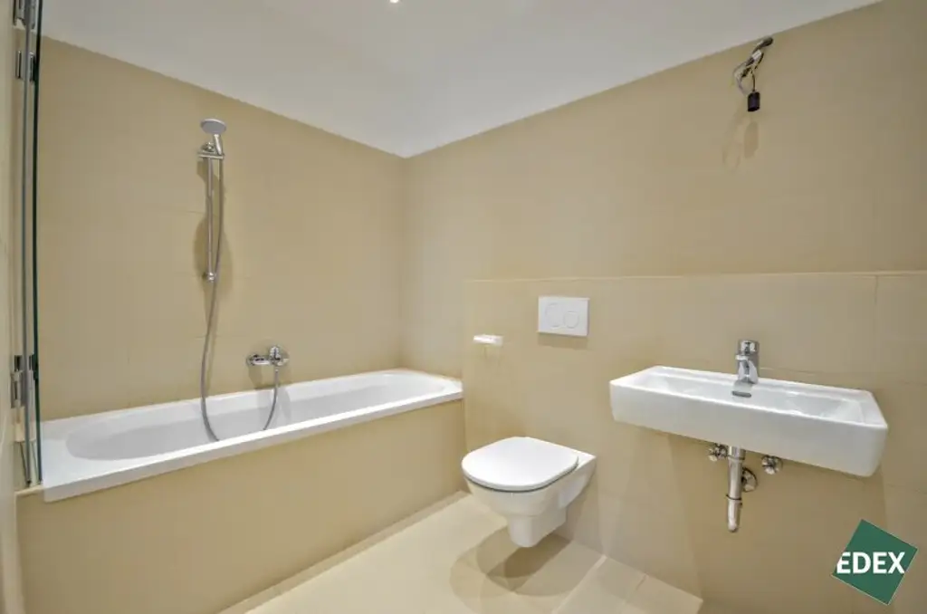 Klimatisierte 4-Zimmer-Wohnung mit Terrasse nahe der Wiener Innenstadt (optional mit PKW-Stellplatz)