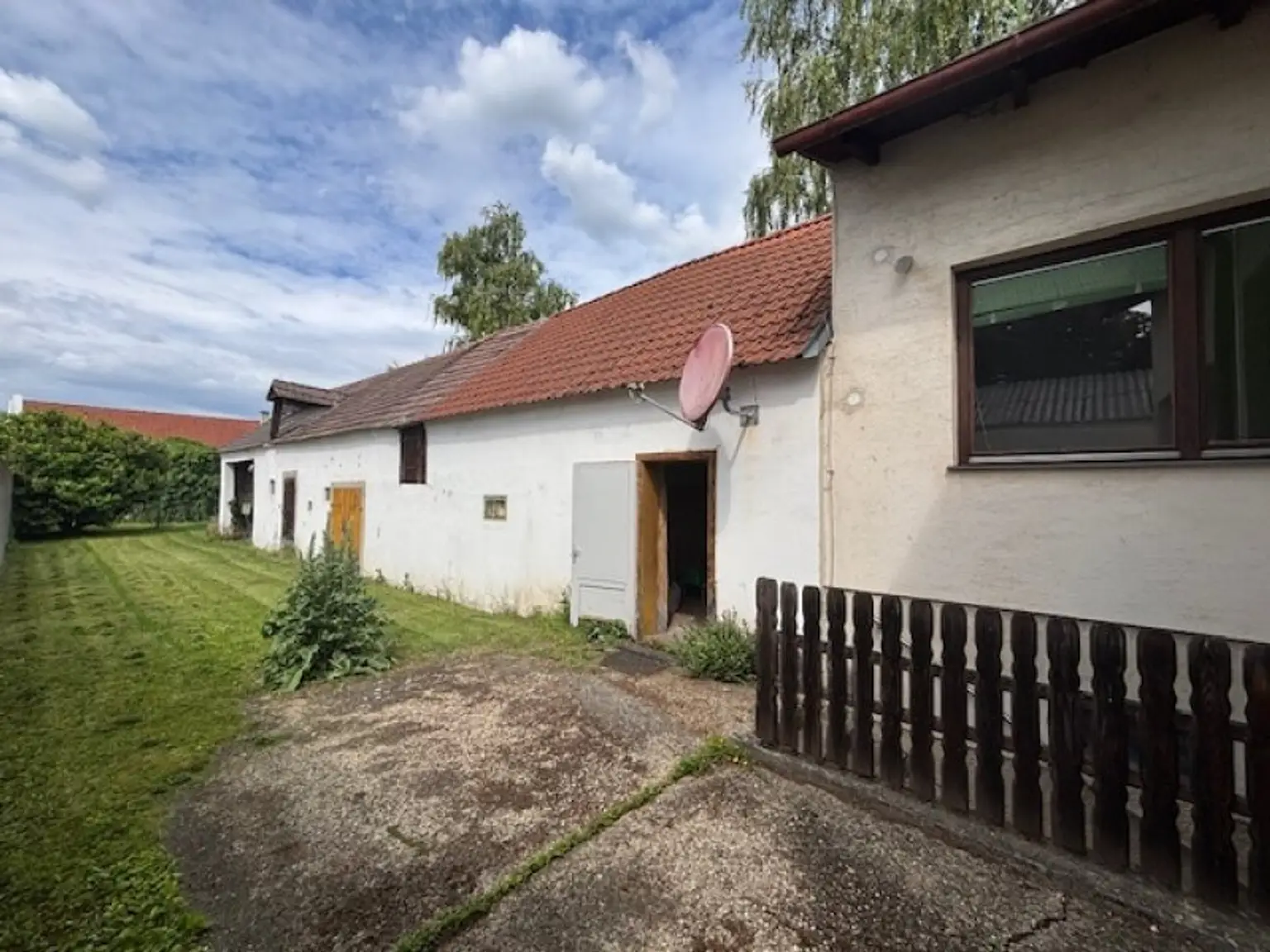 Winden am See - Einfamilienhaus mit Nebengebäuden am Fuße des Leithageb.