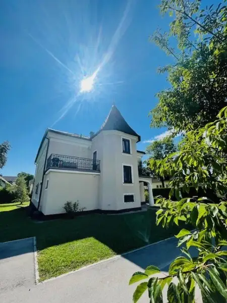 Traumwohnung in historischer Villa!