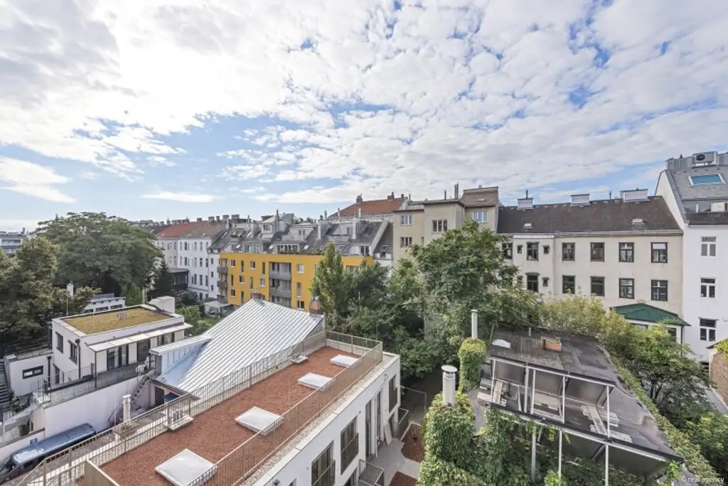 DAHEIM IN HERNALS - DACHGESCHOSS MIT HERRLICHER SÜD-TERRASSE