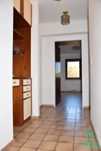 Eleganter "Retro-Style" - Großzügige, sonnige, ruhige Wohnung mit Süd-Loggia! 2 Garagenplätze!