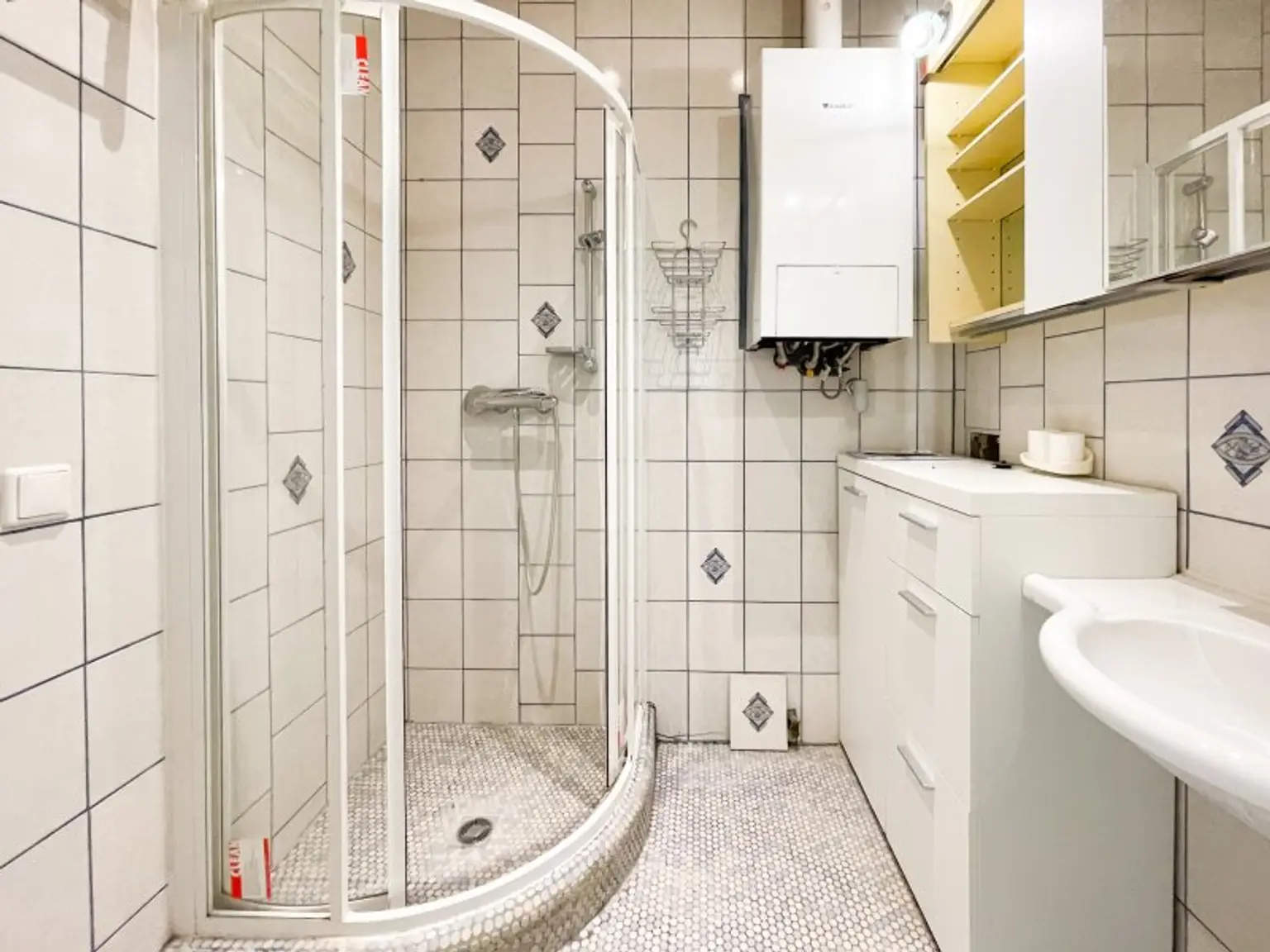 NÄHE LAINZER TIERGARTEN: Charmante 3-Zimmer-Gartenwohnung mit 218m² privater Grünfläche