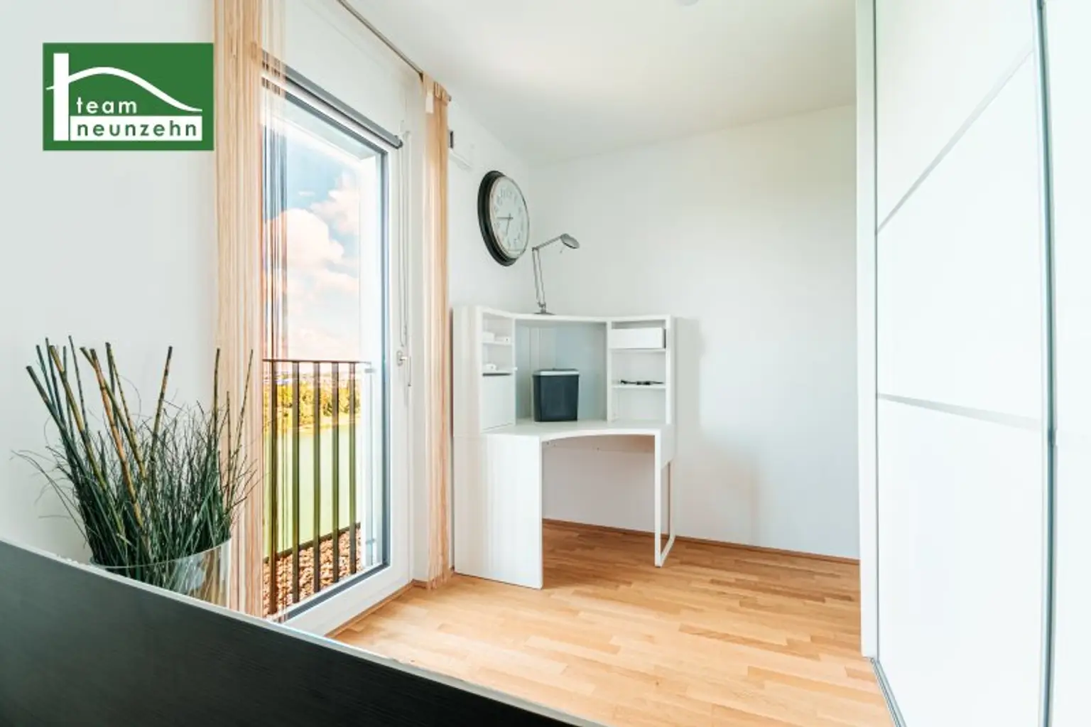 Bestlage am Wasser - direkt beim Hirschstettner Badeteich mit vermutlich der besten Aussicht Wiens! Ein Balkon zum Verlieben!