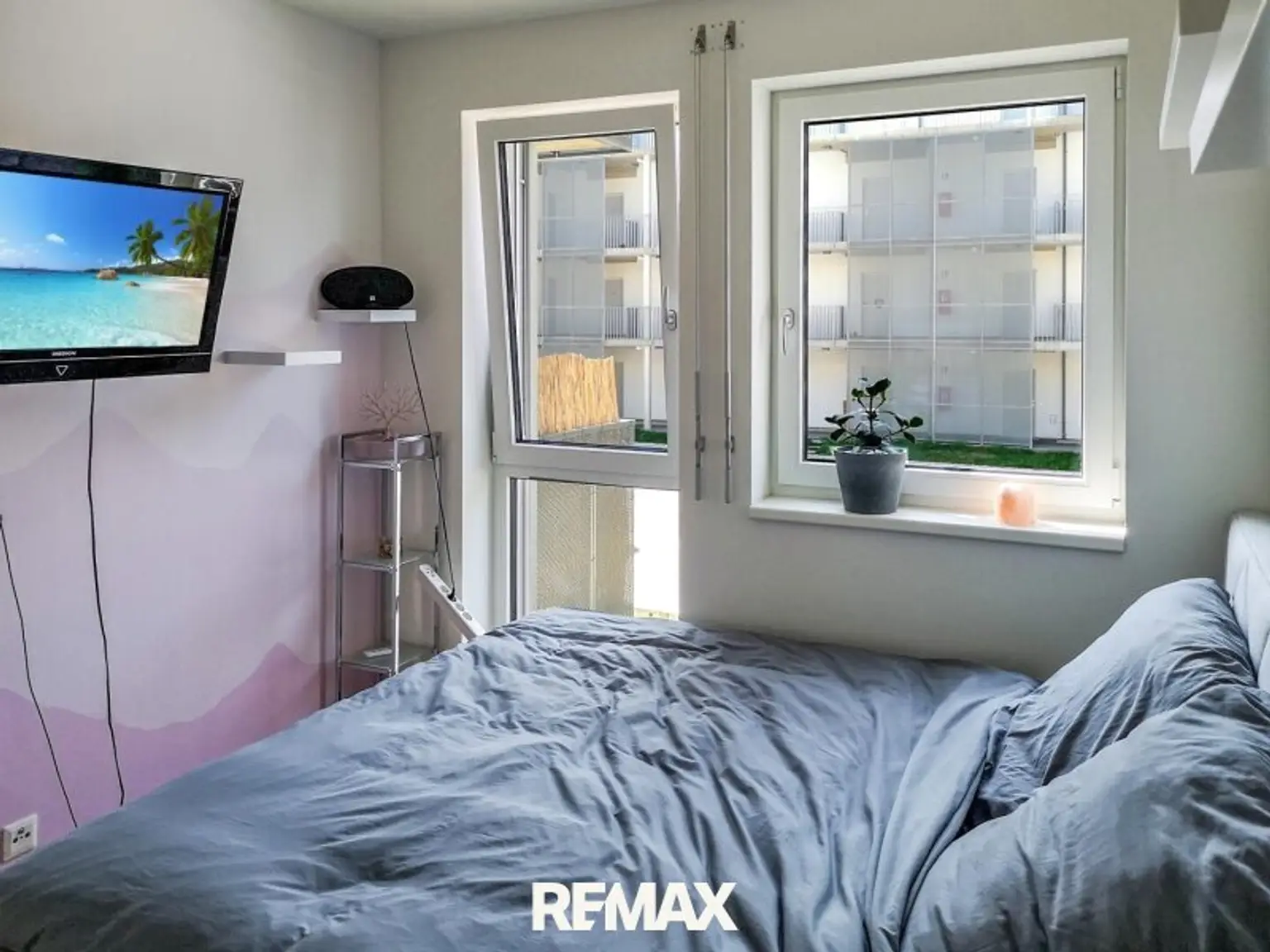 zweites lichtdurchflutetes Schlafzimmer