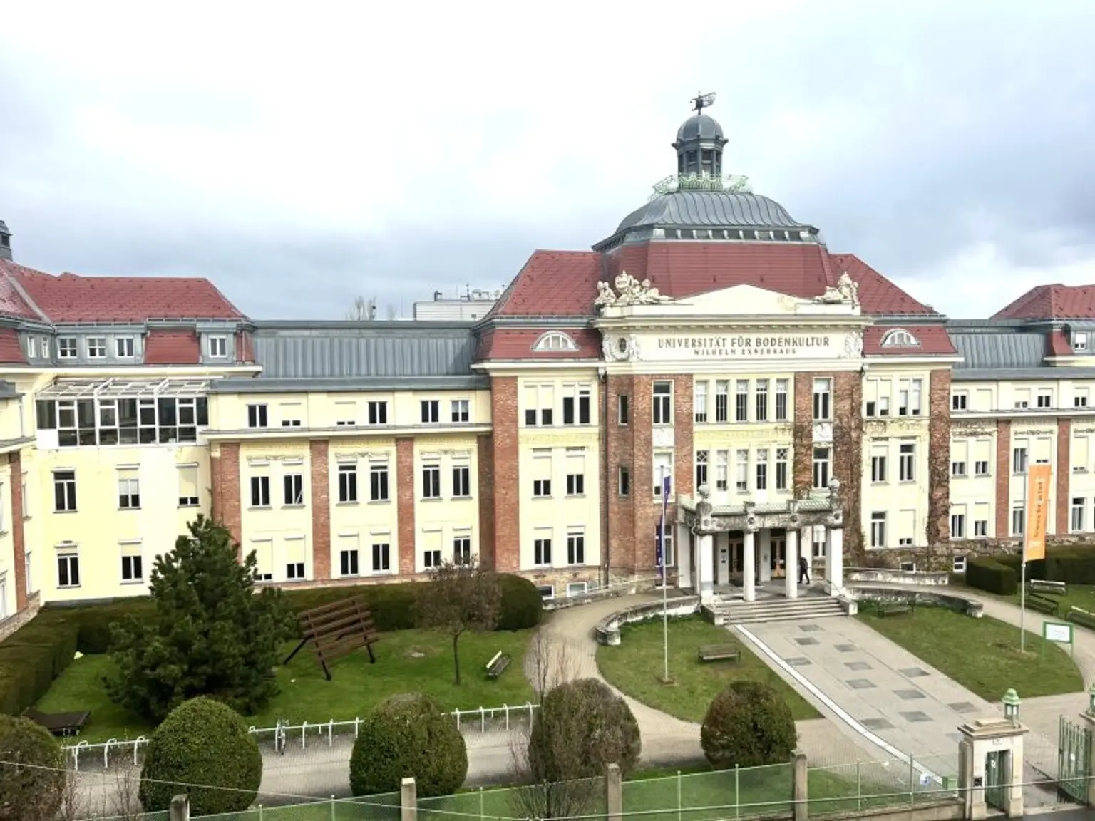 Charmante sanierungsbedürftige Dachgeschosswohnung in bester Lage direkt beim Türkenschanzpark (!)