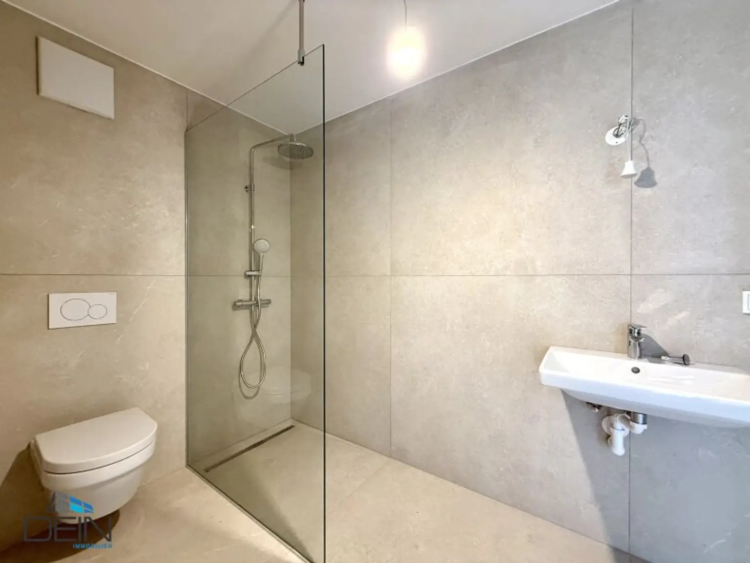 PROVISIONSFREI! EXKLUSIVE 3 ZIMMER DG-WOHNUNG MIT EINER KLEINEN TERRASSE IN STAMMERSDORF!
