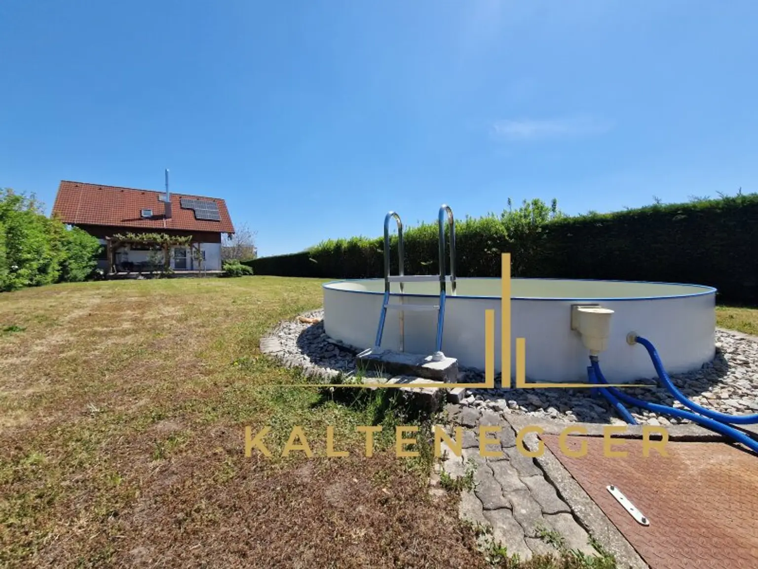 Blick auf das Haus und den Garten + Swimmingpool