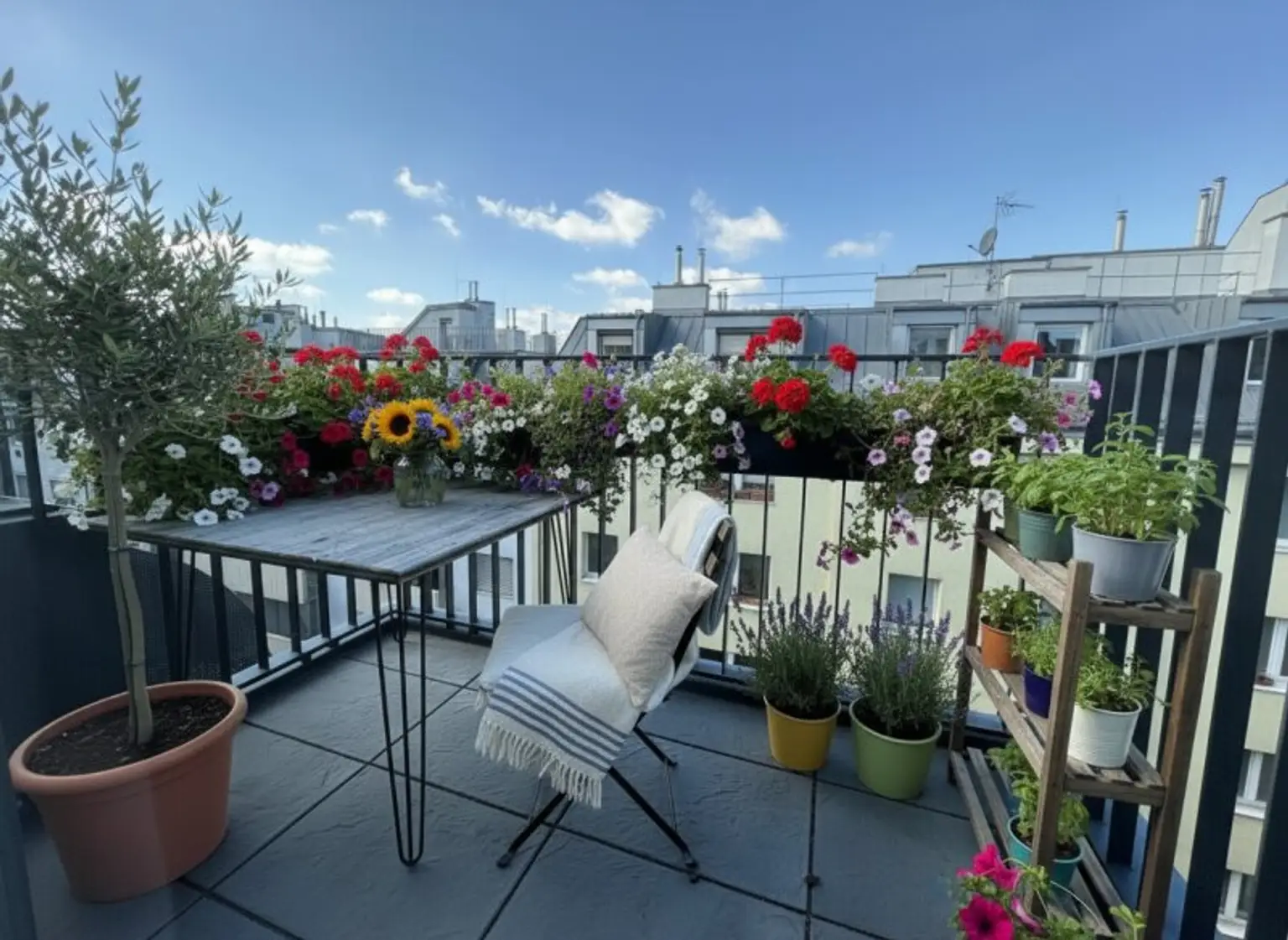 Exklusive Dachgeschoss-Wohnung: 4 Zimmer & 3 Terrassen (Heizkosten inkl.)