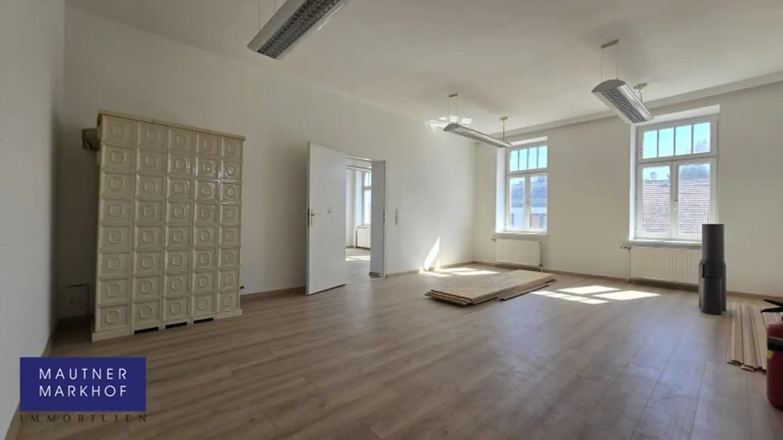Aspern - Siegesplatz - Sanierte helle Bürofläche mit 800m² Lageroption im Hof - U2