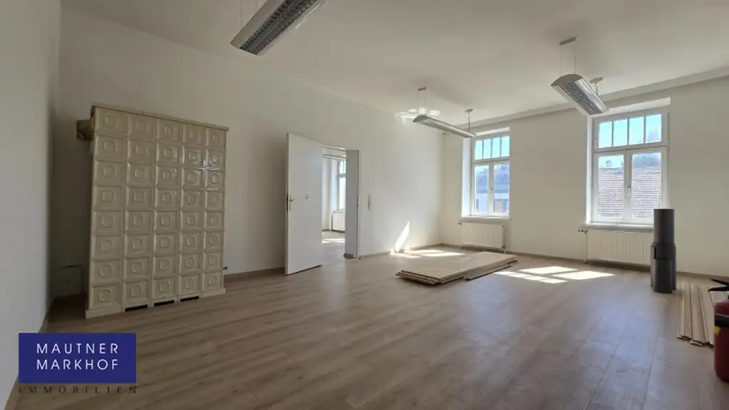 Aspern - Siegesplatz - Sanierte helle Bürofläche mit 800m² Lageroption im Hof - U2