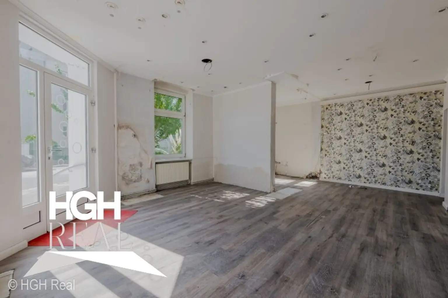 2325 Himberg Großes Grundstück mit heller beheizter HALLE, Außenfläche und bestandsfreiem Mehrparteienhaus mitten in Himberg