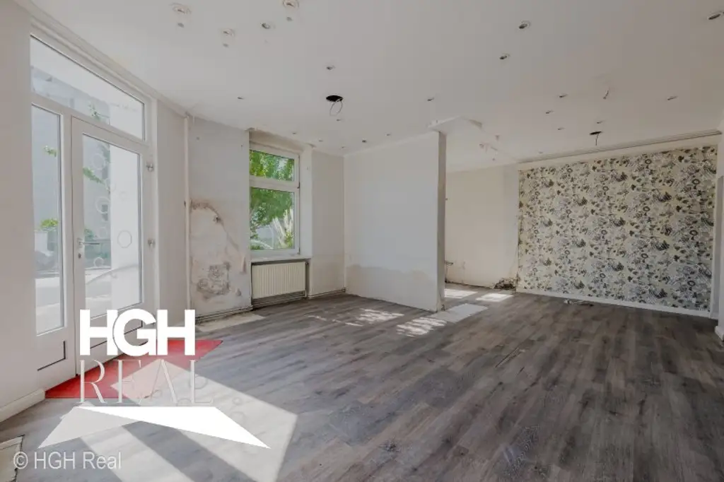 2325 Himberg Großes Grundstück mit heller beheizter HALLE, Außenfläche und bestandsfreiem Mehrparteienhaus mitten in Himberg