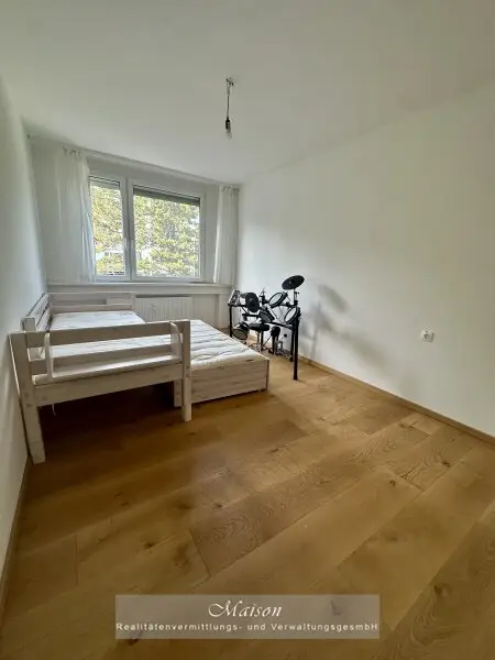 DIREKT AM KURPARK BAD VÖSLAU - SONNIGES FAMILIENEIGENTUM MIT LOGGIA IN TOPZUSTAND