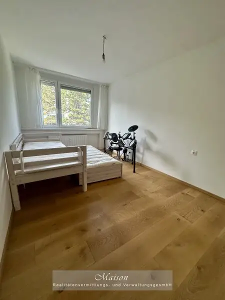 DIREKT AM KURPARK BAD VÖSLAU - SONNIGES FAMILIENEIGENTUM MIT LOGGIA IN TOPZUSTAND
