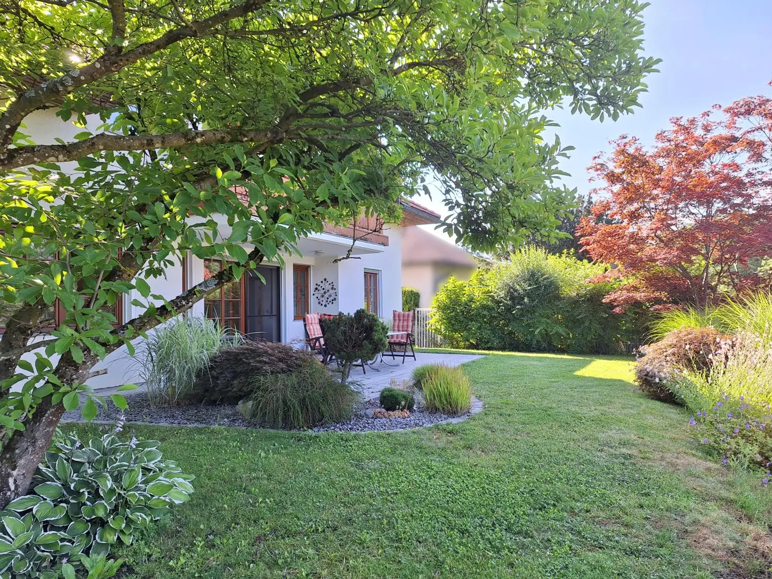 Einfamilienhaus mit Pool, Garten & Aussicht – Praxis & Mietpotential