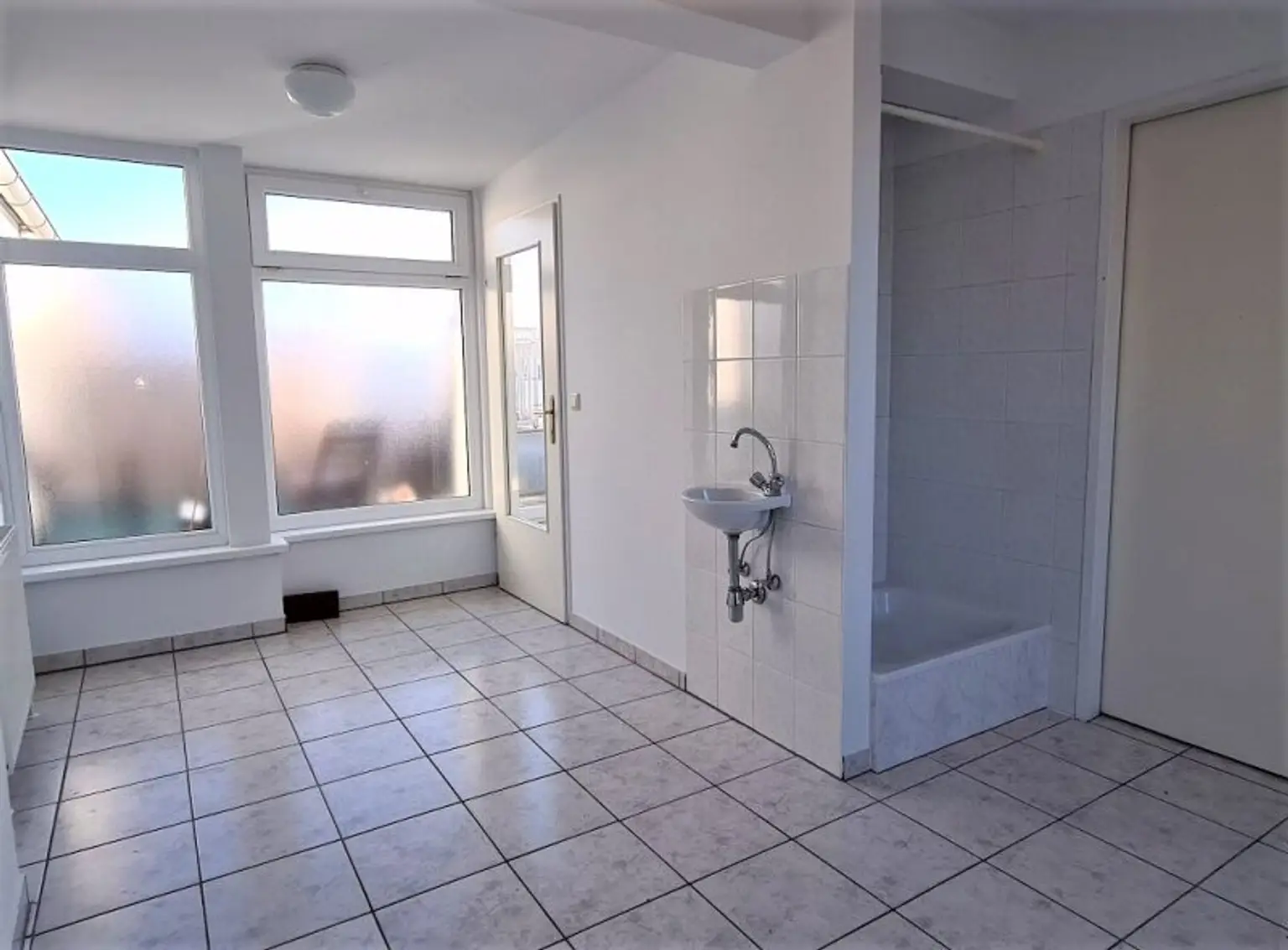 TERRASSENHIT, DACHGESCHOSS, 81 m2 Maisonette mit 12 m2 Terrasse, 3 Zimmer, Küche, Galerie, Wannenbad, Augarten-Nähe