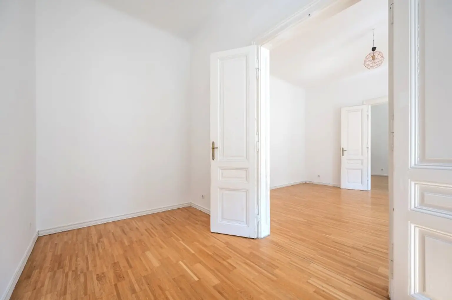 ***NEU*** Fantastische 4 Zimmer Wohnung in repräsentativem Stilaltbau! in TOP-Lage!