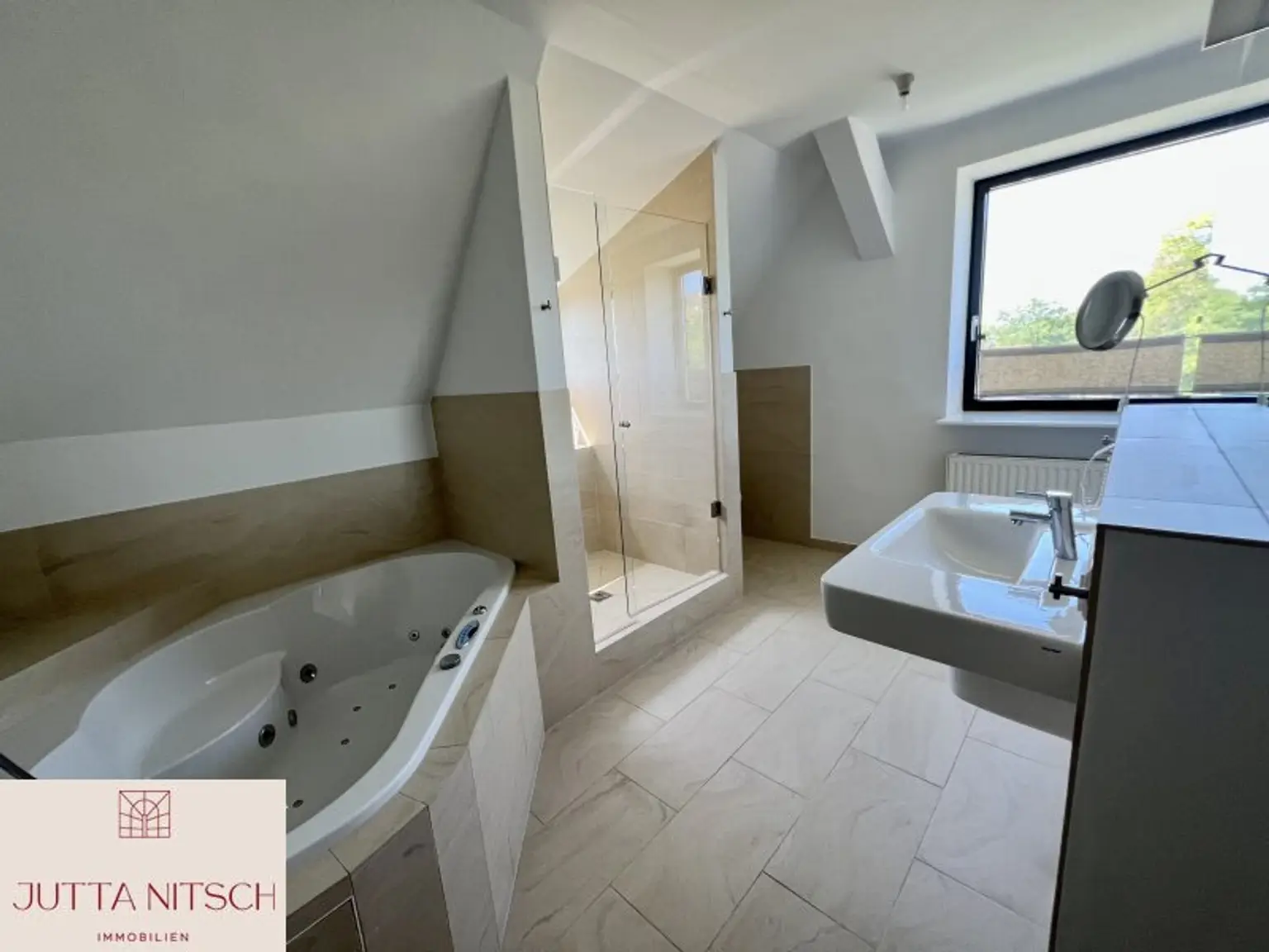 Exquisites Terrassenhaus in Eisenstadt, teilbares Grundstück – Ihr neues Zuhause mit Traumgarten, Naturpool und Weitblick!