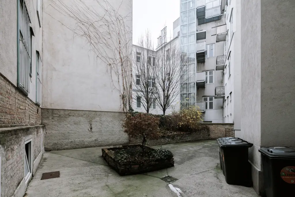 Sanierungsbedürftiges 3 Zimmer Altbau-Juwel mit Balkon in sehr guter zenraler Lage von Döbling!