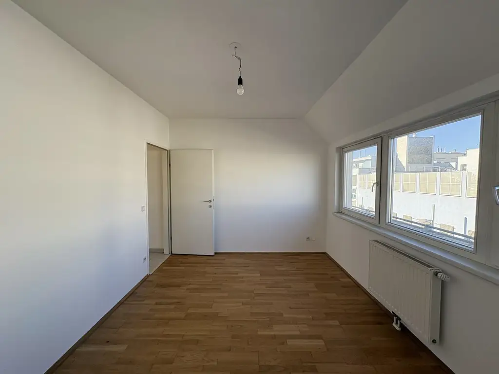 Lichtdurchflutete 2-Zimmer-Wohnung
- Loggia in den Innenhof - direkt beim Enkplatz!