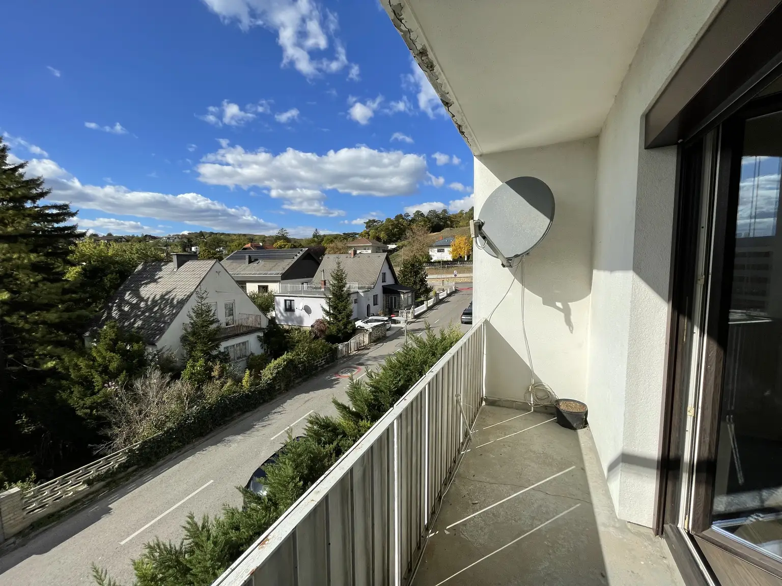 HELLE 3-ZIMMER-WOHNUNG MIT LOGGIA UND SCHÖNEM FERNBLICK - KFZ-STELLPLATZ!