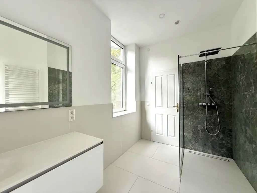 TOP LAGE SIEVERING: Sonnige, kernsanierte Wohnung I Kochinsel & Kamin I Fußbodenheizung & Sonnenschutz I großzügiges & helles Badezimmer I nähe Obkirchergasse