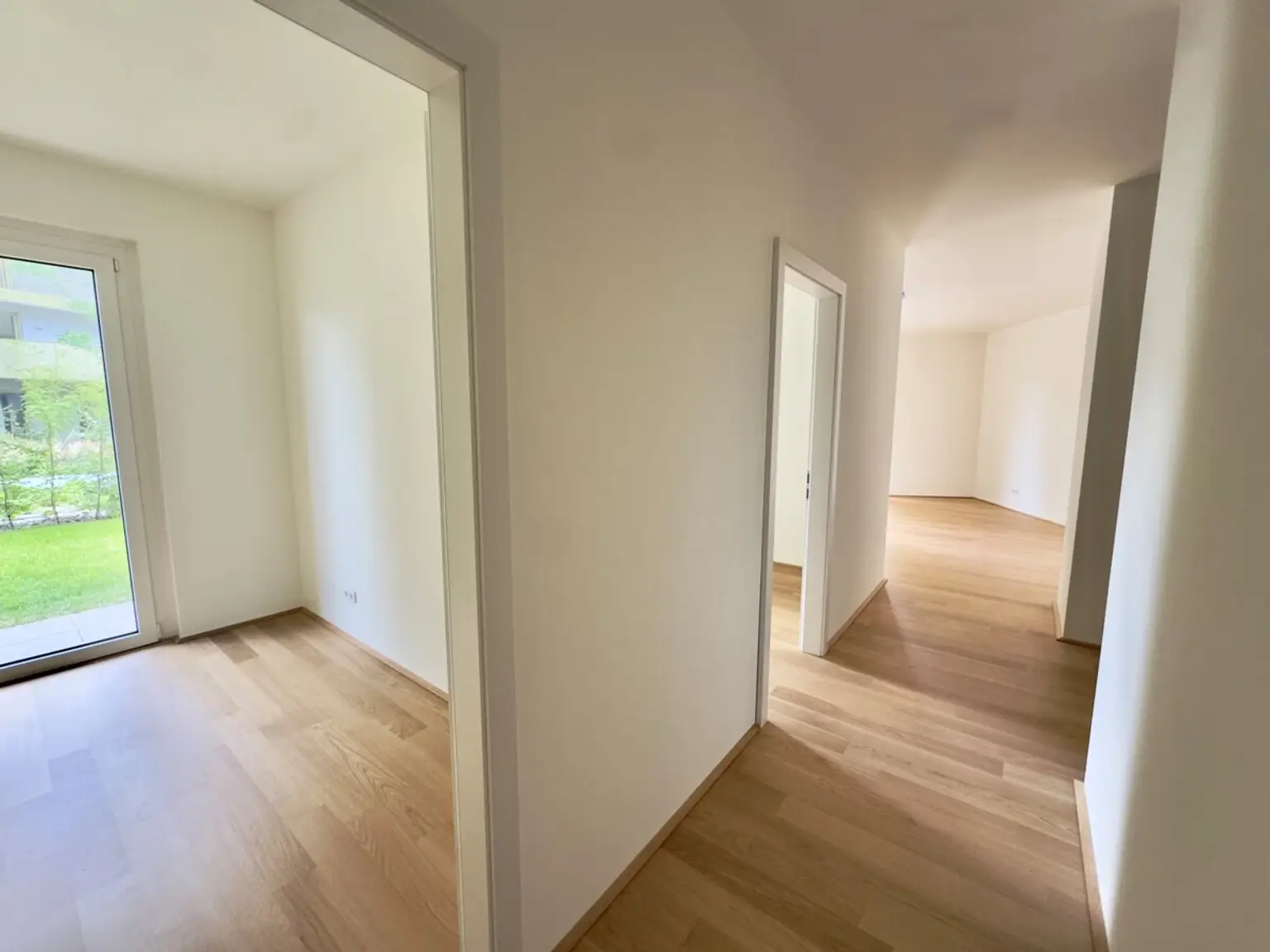 Provisionsfrei: Gerasdorfer Straße - Erstbezug 3 Zimmer Wohnung mit 60m2 Garten: Von der Sonne geküsst