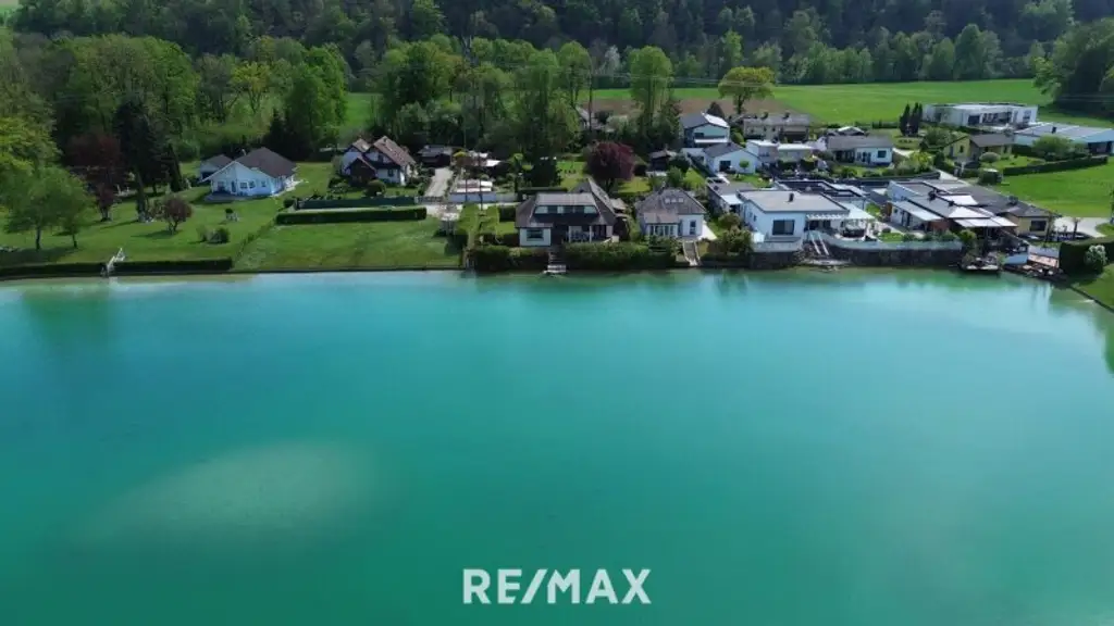 Drohnenaufnahme Wohnhaus am See