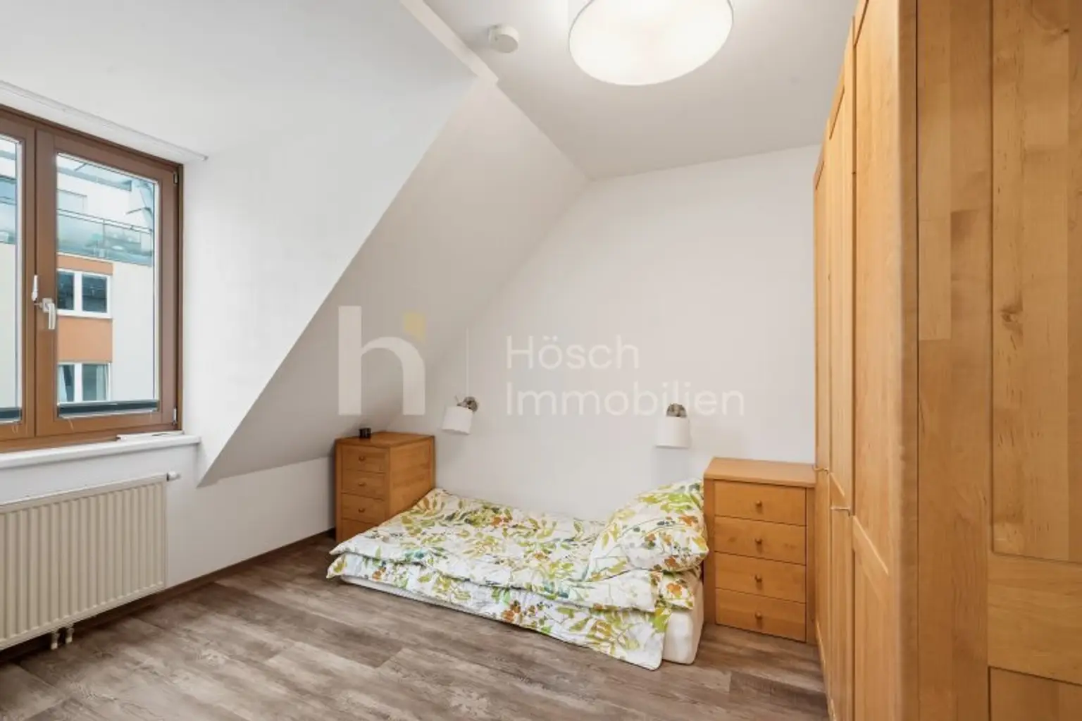 Schlafzimmer mit Holzmöbeln