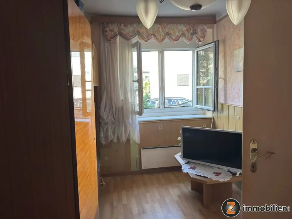 Sanierungsbedürftiges Haus mit Nebengebäuden