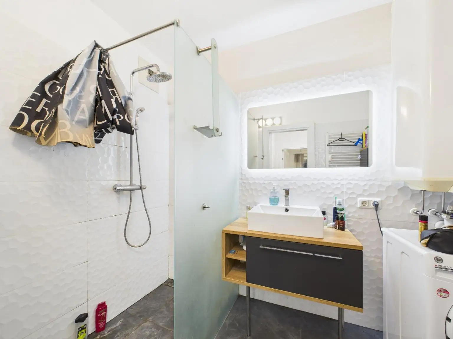 Großzügige 3-Zimmer-Wohnung mit Loggia in begehrter Welser Wohnlage – neuwertig, hell & sofort beziehbar