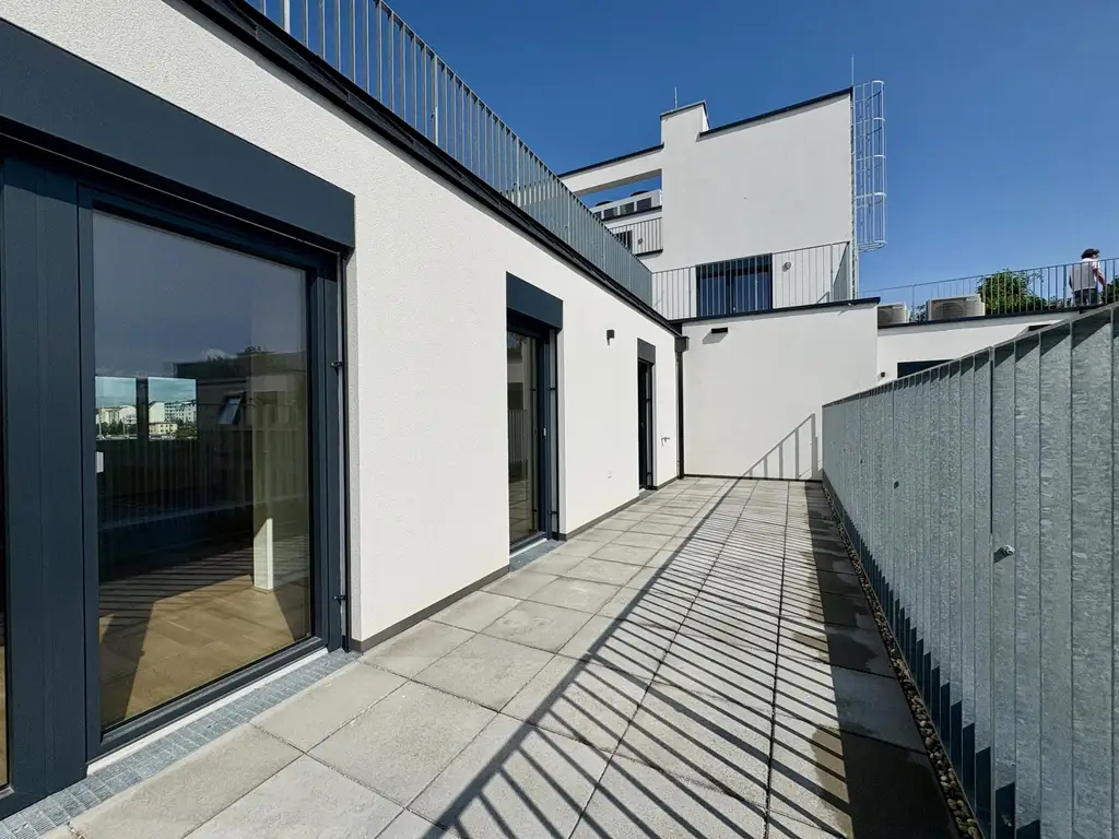 Lichtdurchflutete Dachwohnung mit offenem Wohn-Essbereich