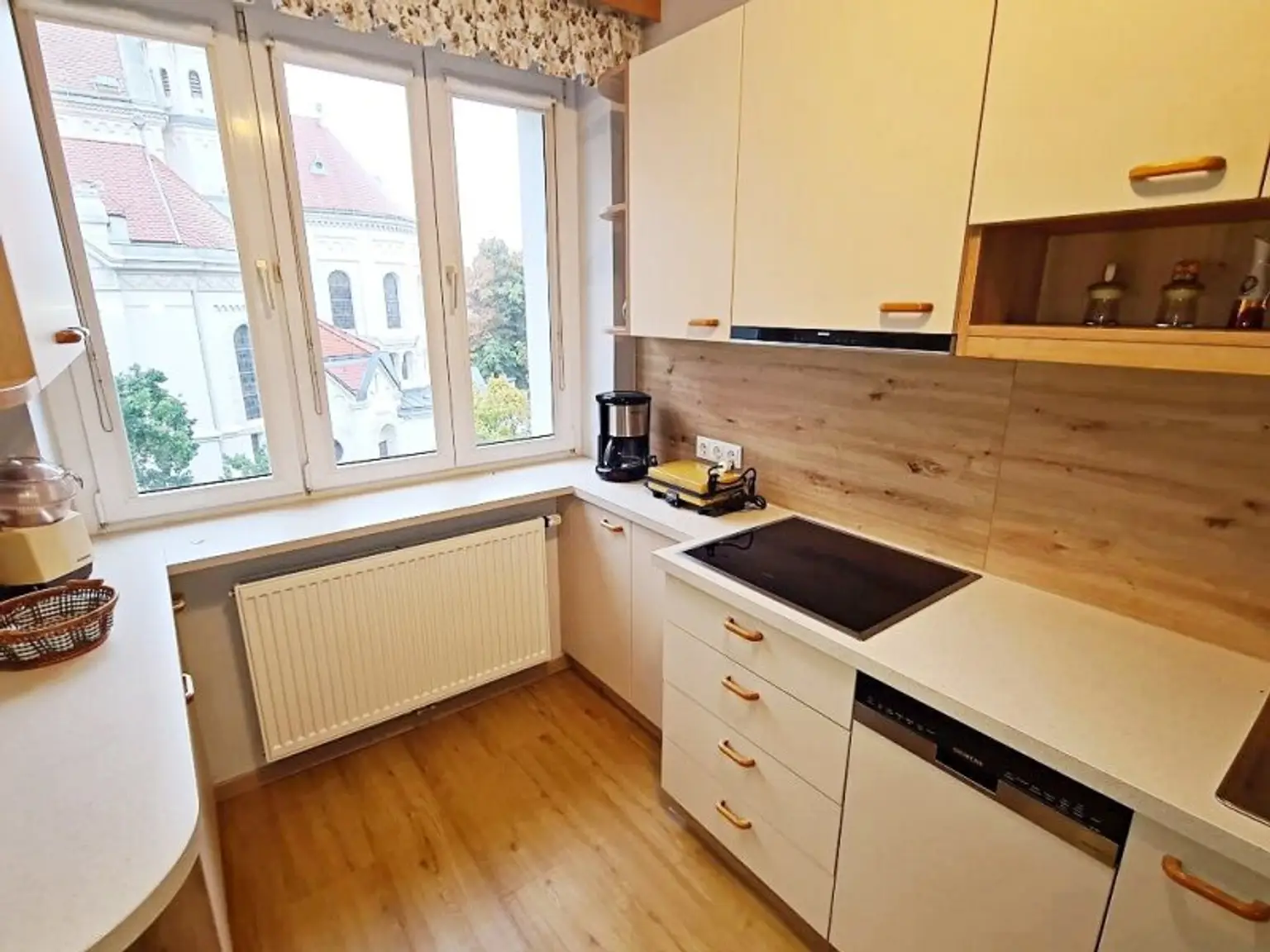 FAMILIENHIT, ENKPLATZ, gepflegte 113 m2 Neubau mit Loggia, 4 Zimmer, Küche, 2 Bäder, teilmöbliert, 3. Liftstock, U3-Nähe