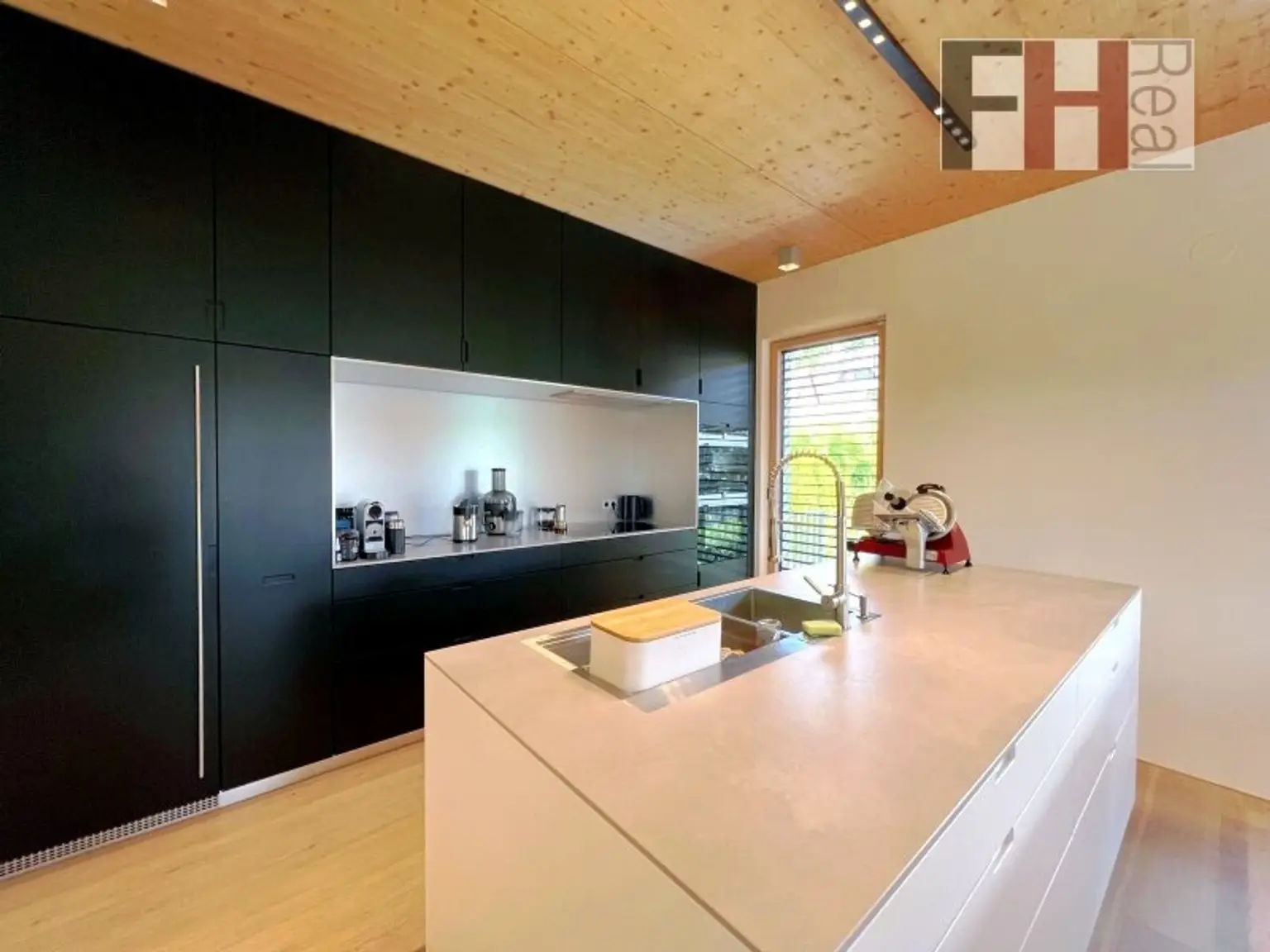 Moderne Gewerbeliegenschaft mit stylischer Wohneinheit inkl. Pool on Top! Bauland Kerngebiet! Vielfältige Nutzungsmöglichkeiten > Geschäftslokal, Büro, Praxis, Mobilitätscenter, KFZ!