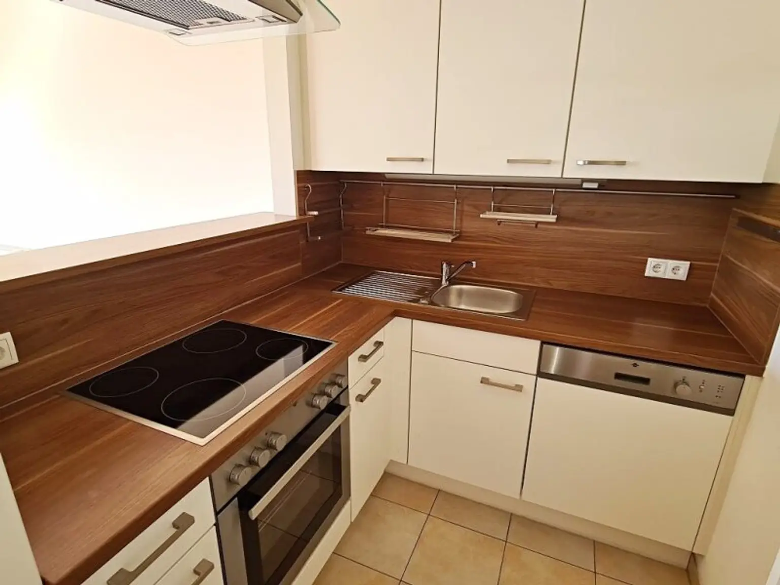 INNSTRASSE, FERNBLICK, unbefristete 97 m2 Dachgeschoß-Maisonette mit Loggia, 2 Zimmer, Komplettküche, Wannenbad, Parketten, gefördert