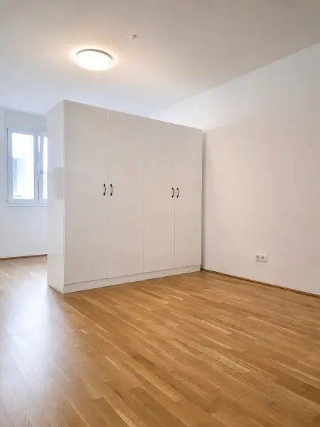 3. Zimmer mit Hochbett und einem Schrank als Raumteiler