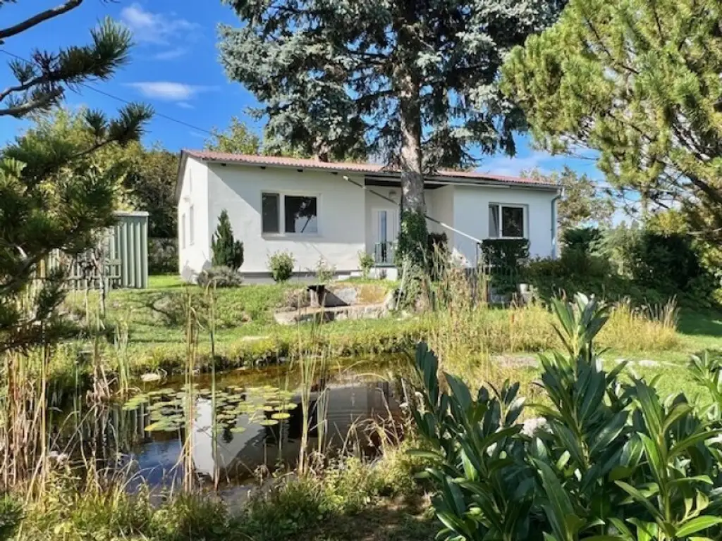 Seeblick inklusive! Bungalow mit 3 Schlafzimmern und charmantem Garten- mit Erweiterungsmöglichkeit!