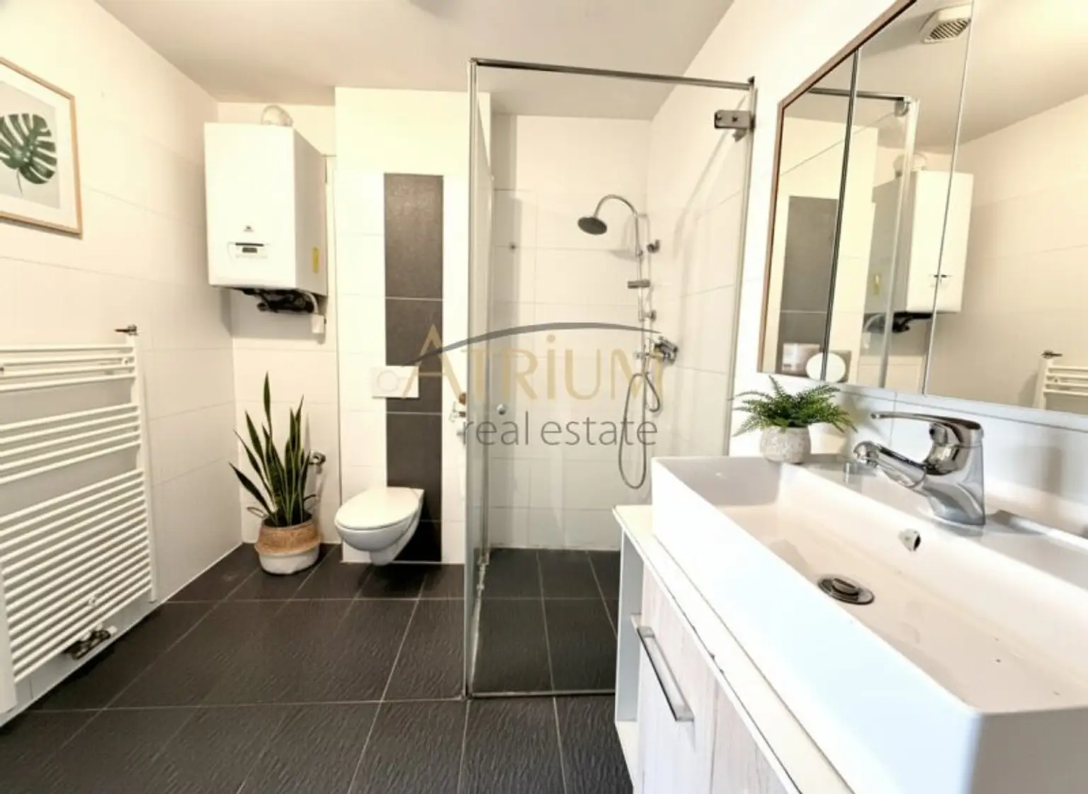 Eigentumswohnung mit knapp 90m² Wohnfläche und sonnigem Balkon - Idyllische Seitengasse in Bahnhofsnähe.