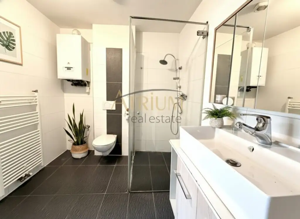 Eigentumswohnung mit knapp 90m² Wohnfläche und sonnigem Balkon - Idyllische Seitengasse in Bahnhofsnähe.