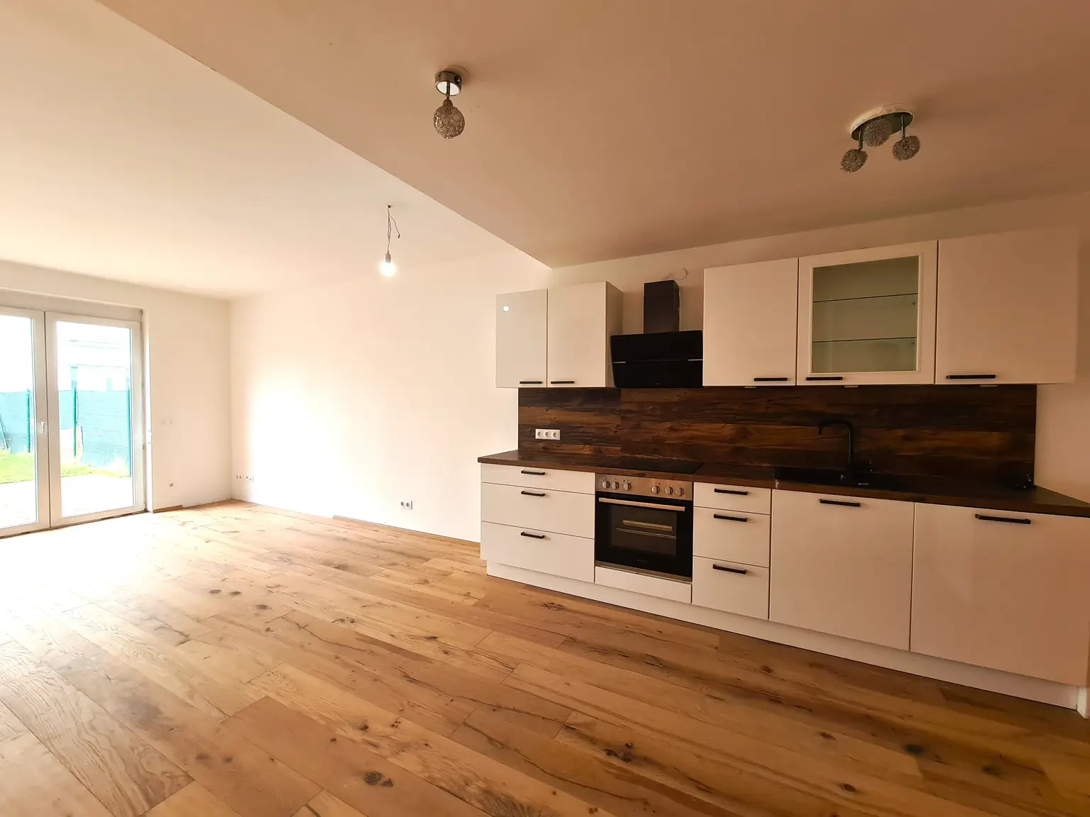 Top Maisonettenwohnung mit Dachterrasse, Garten und Carport!