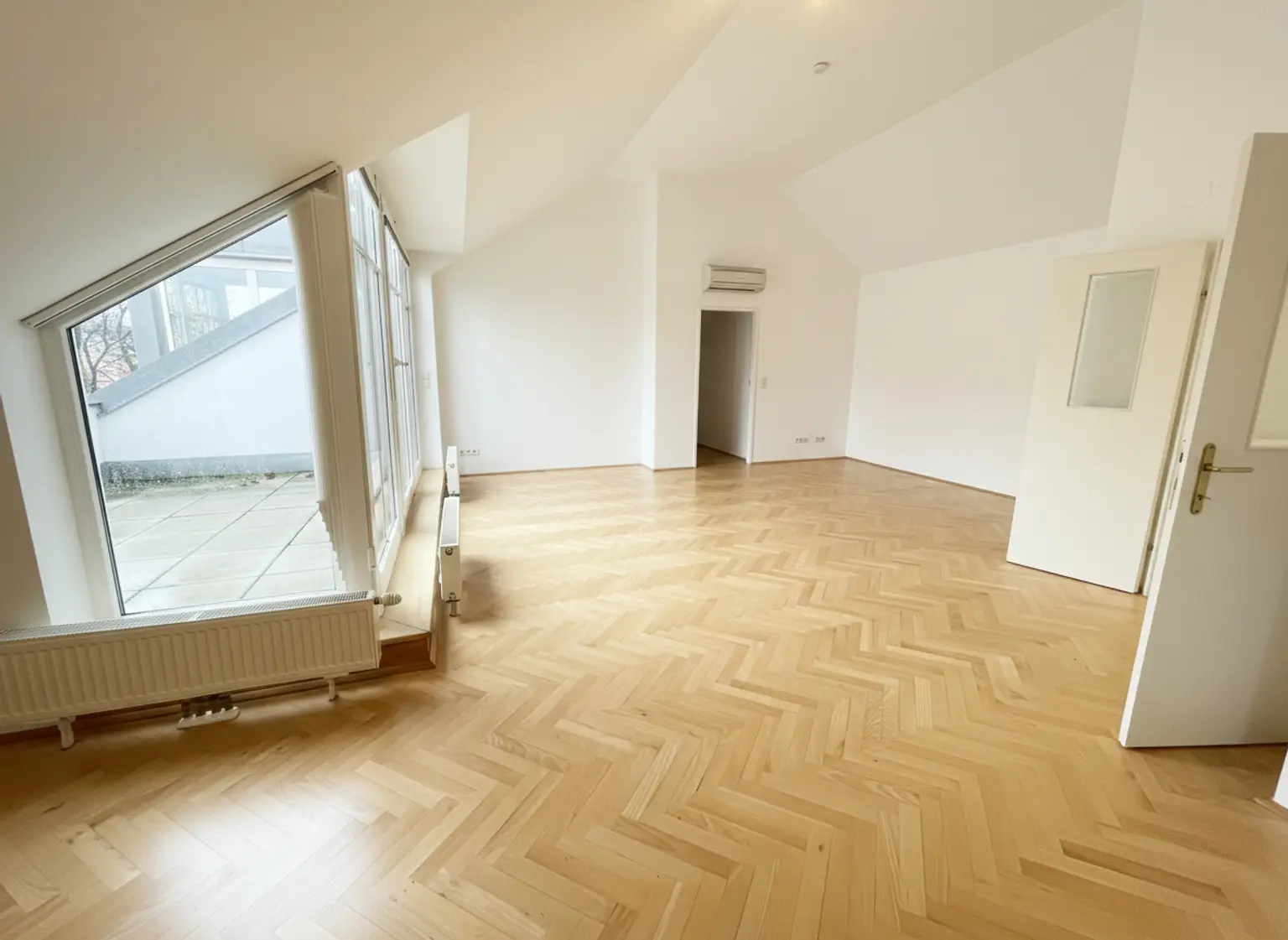 UNBEFRISTET: Klimatisierte 4-Zimmer Wohnung mit Terrasse