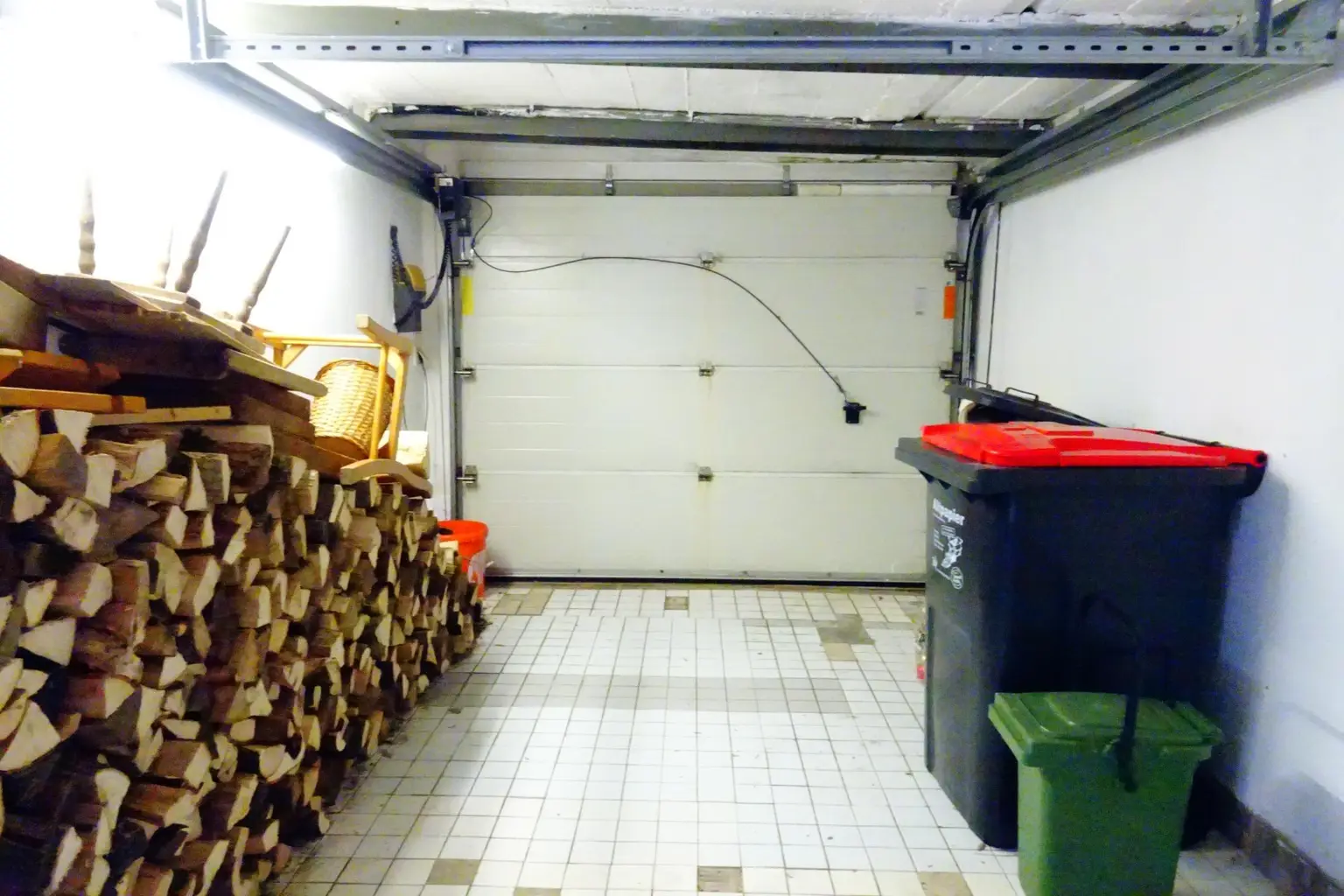 PKW-Garage mit E-Tor