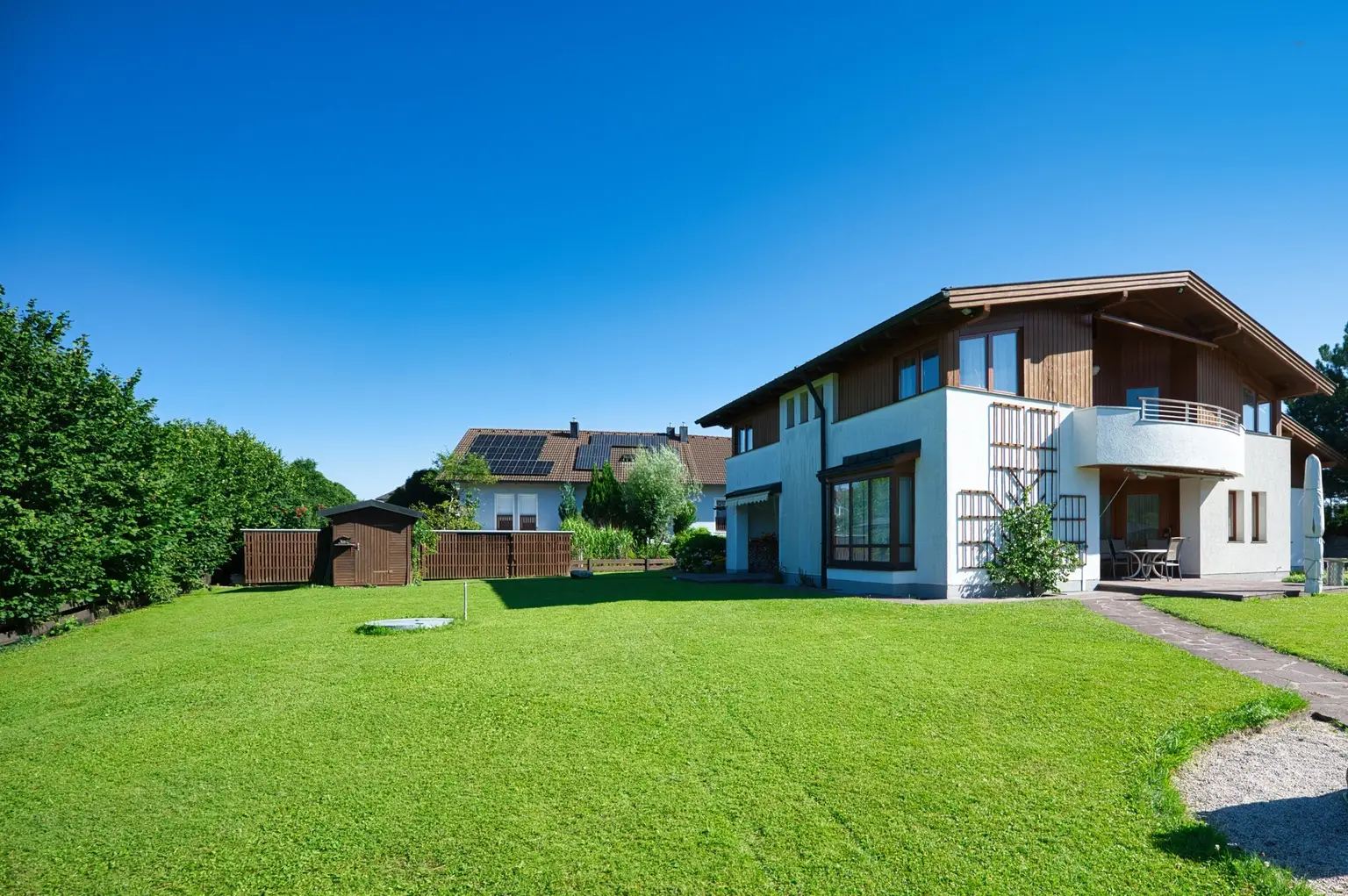 Exklusivität und Privatsphäre pur auf 2.610 m2 Grundfläche! Von der Terrasse in den Schwimmteich.