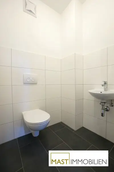 2 Zimmer Garten Wohnung inkl. EWE Einbauküche in optimaler Lage - inkl. PKW Abstellplatz