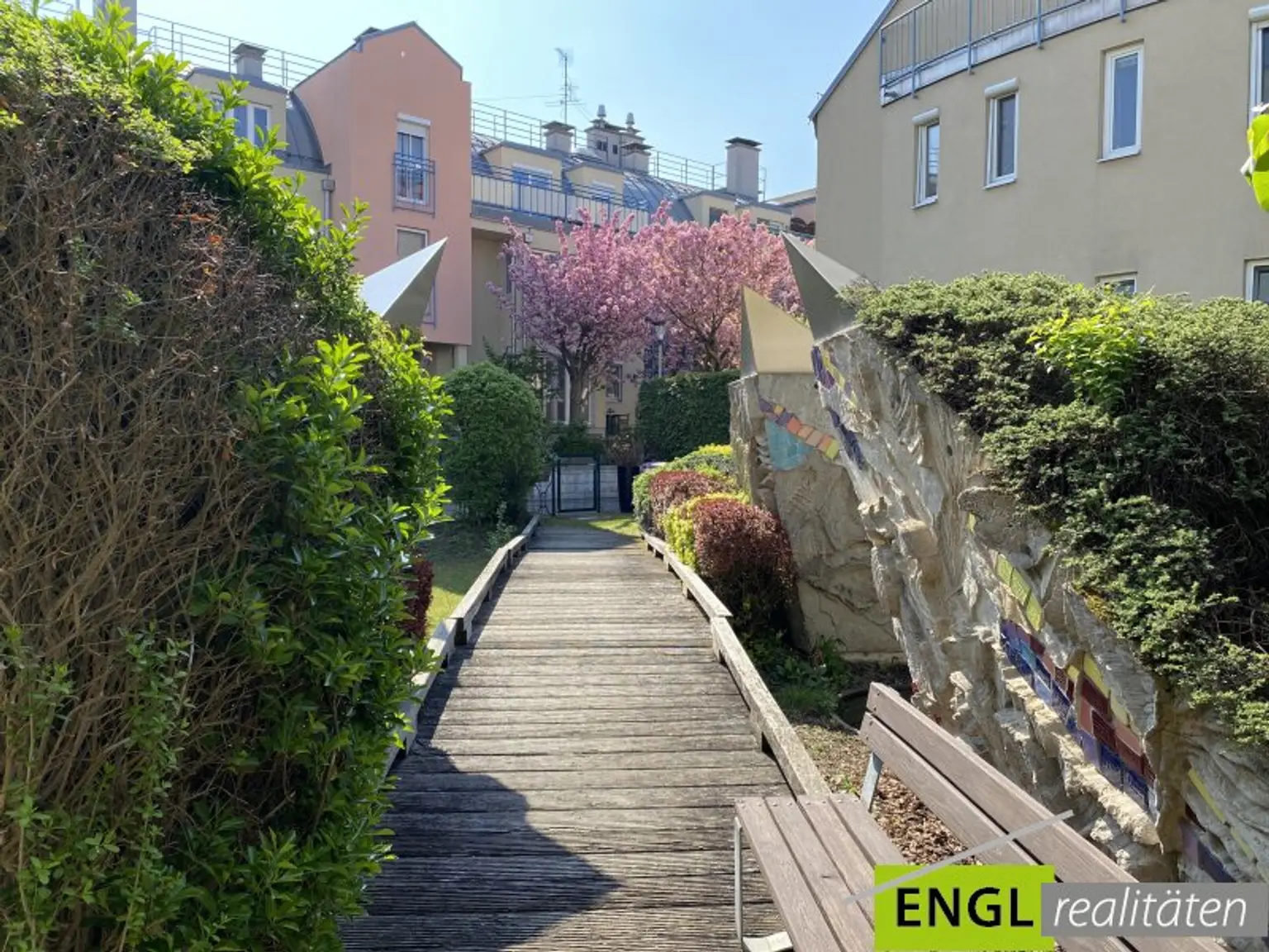 Gemeinschaftsgarten mit Grillmöglichkeit und Biotop