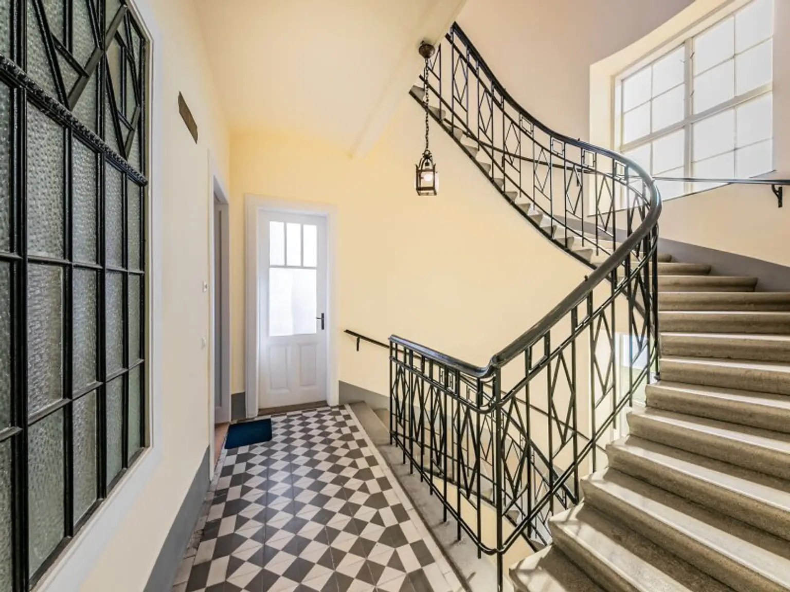 Stilvolle Familienwohnung am Fuß des Küniglbergs - 4 Zimmer getrennt begehbar - Balkon, Klima, Gartennutzung