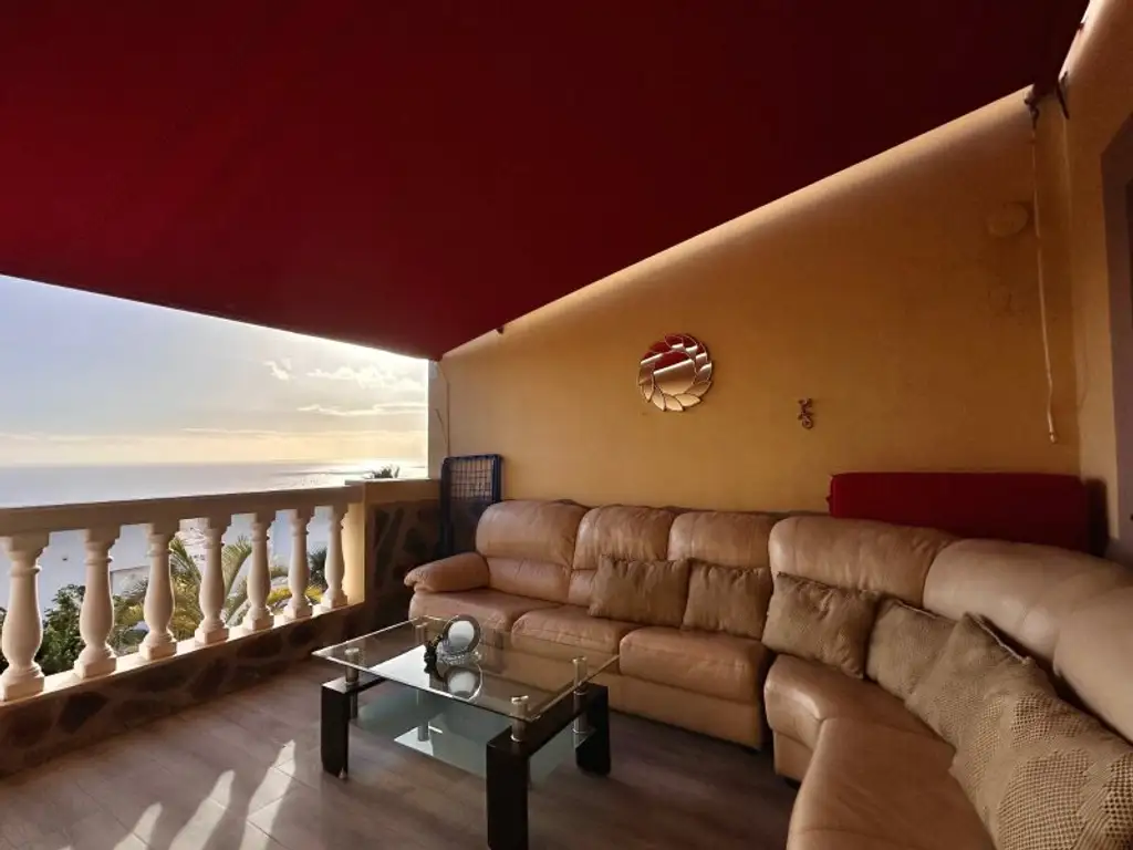 Erstaunlich ansprechend renovierte Wohnung mit Meerblick in San Eugenio